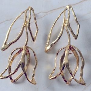 Gold silhouette tulip hanging earrings